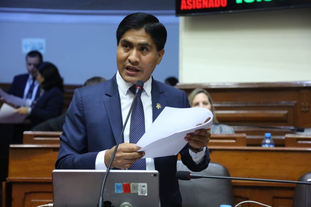 Legislador de Acción Popular aseguró que ya firmó la iniciativa presentada por Ilich López y cuestionó las decisiones adoptadas por el mandatario. (Foto: Congreso)