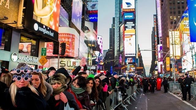 Miles de personas llegan al Time Square para celebrar año nuevo