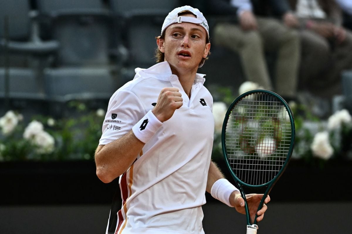 El peruano Ignacio Buse reacciona tras un punto durante su partido individual masculino contra el italiano Lorenzo Sonego en el torneo WTA Rome Open, disputado en el Foro Itálico de Roma el 7 de mayo de 2026. F(oto: Filippo MONTEFORTE / AFP)