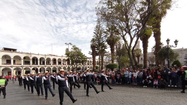 Estudiantes de colegios de Arequipa participan en el desfile de honor en la Plaza de Armas (VIDEO)