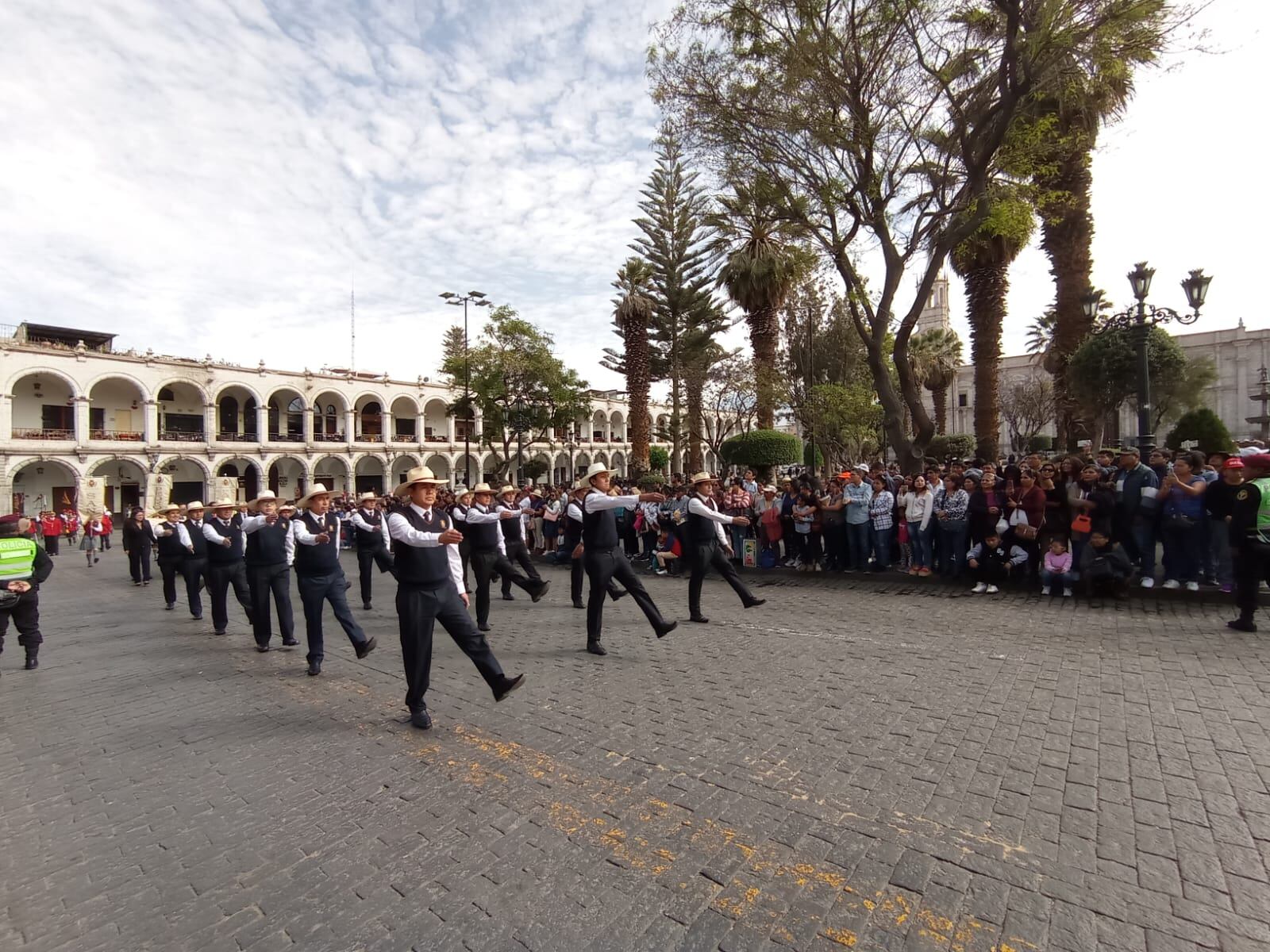 Desfile de honor en la Plaza de Armas de Arequipa. (Foto: Yorch Huamaní)