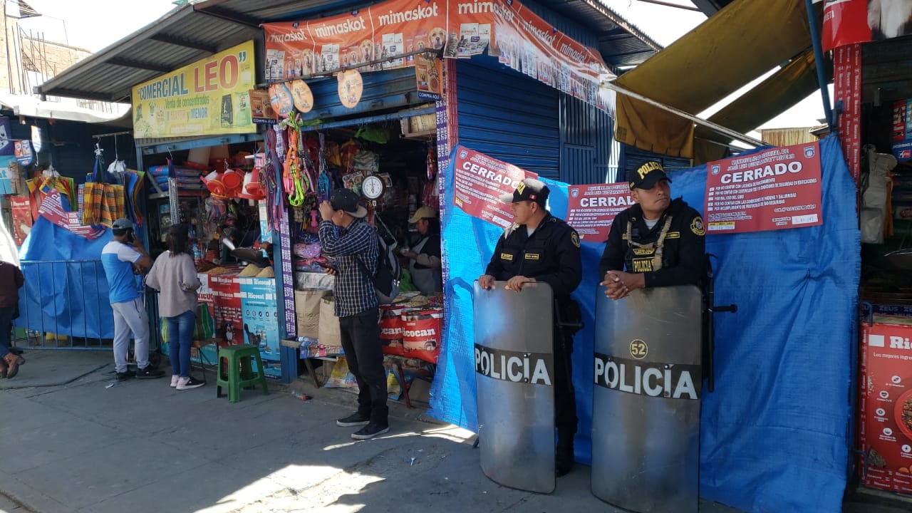 La Policía custodia el centro de abastos clausurado (Foto: Omar Cruz)
