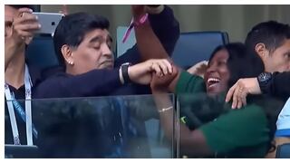  Diego Maradona se roba el show al bailar cumbia con hincha nigeriana (VIDEO)