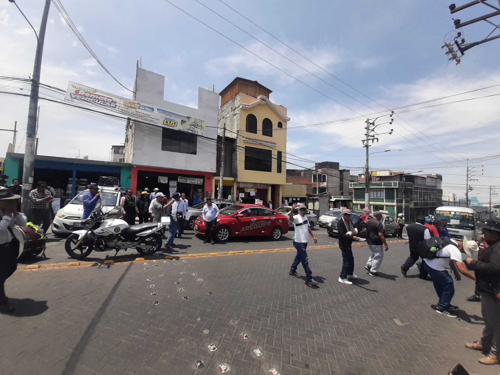 Taxistas hicieron una marcha rodante frente a sede municipal en Arequipa. (Foto: GEC)