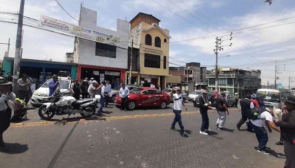 Taxistas hicieron una marcha rodante frente a sede municipal en Arequipa. (Foto: GEC)