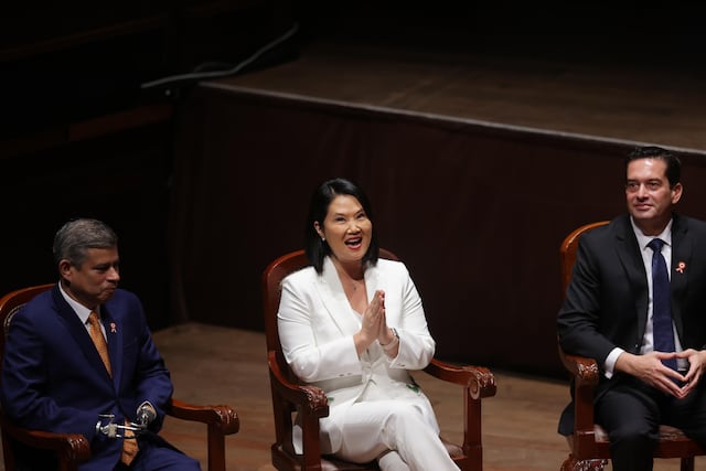 Keiko Fujimori recibió sus credenciales del JNE
