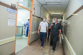 El mandatario inició recorridos inopinados por establecimientos de salud con el fin de detectar fallas en el sistema y aplicar medidas correctivas inmediatas. FOTO: PRESIDENCIA
