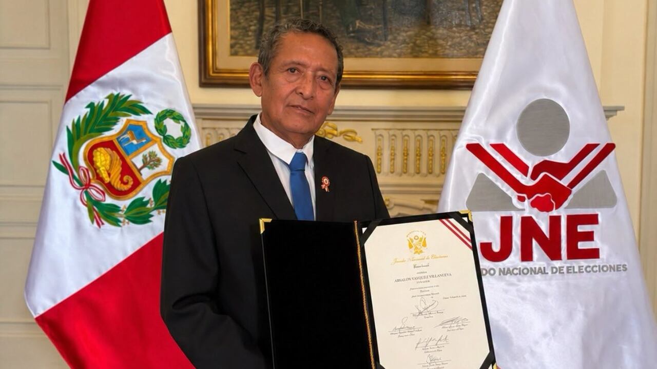 Absalón Vásquez recibe credencial del JNE como senador tras salida de Rafael López Aliaga.