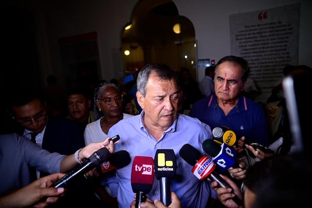 El candidato por partido "Buen Gobierno", Jorge nieto, recibió el flash electoral en su local en el centro de Lima. (Fotos: Paloma del Solar /@photo.gec)