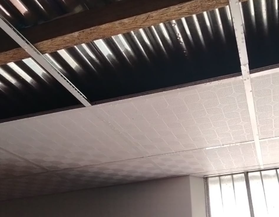 El techo de cielo raso se desprendió en una de las viviendas