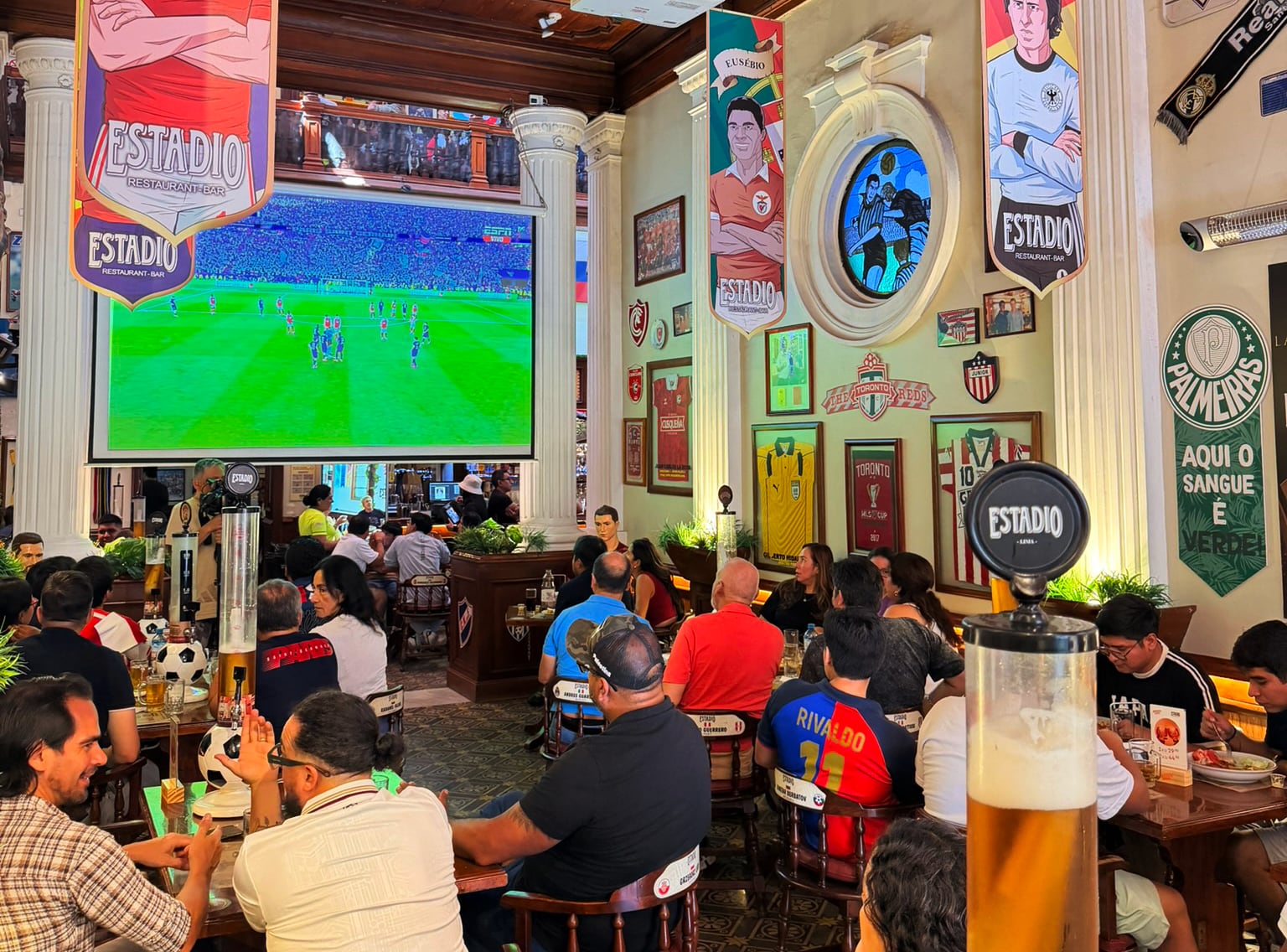 El recinto especializado en fútbol se alista para recibir a miles de hinchas durante el torneo internacional, ofreciendo transmisiones en vivo y actividades para los seguidores del deporte rey.