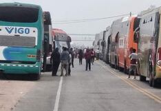 Bloqueo de mineros artesanales: Vehículos varados en el puente Ocoña de Arequipa (FOTOS)
