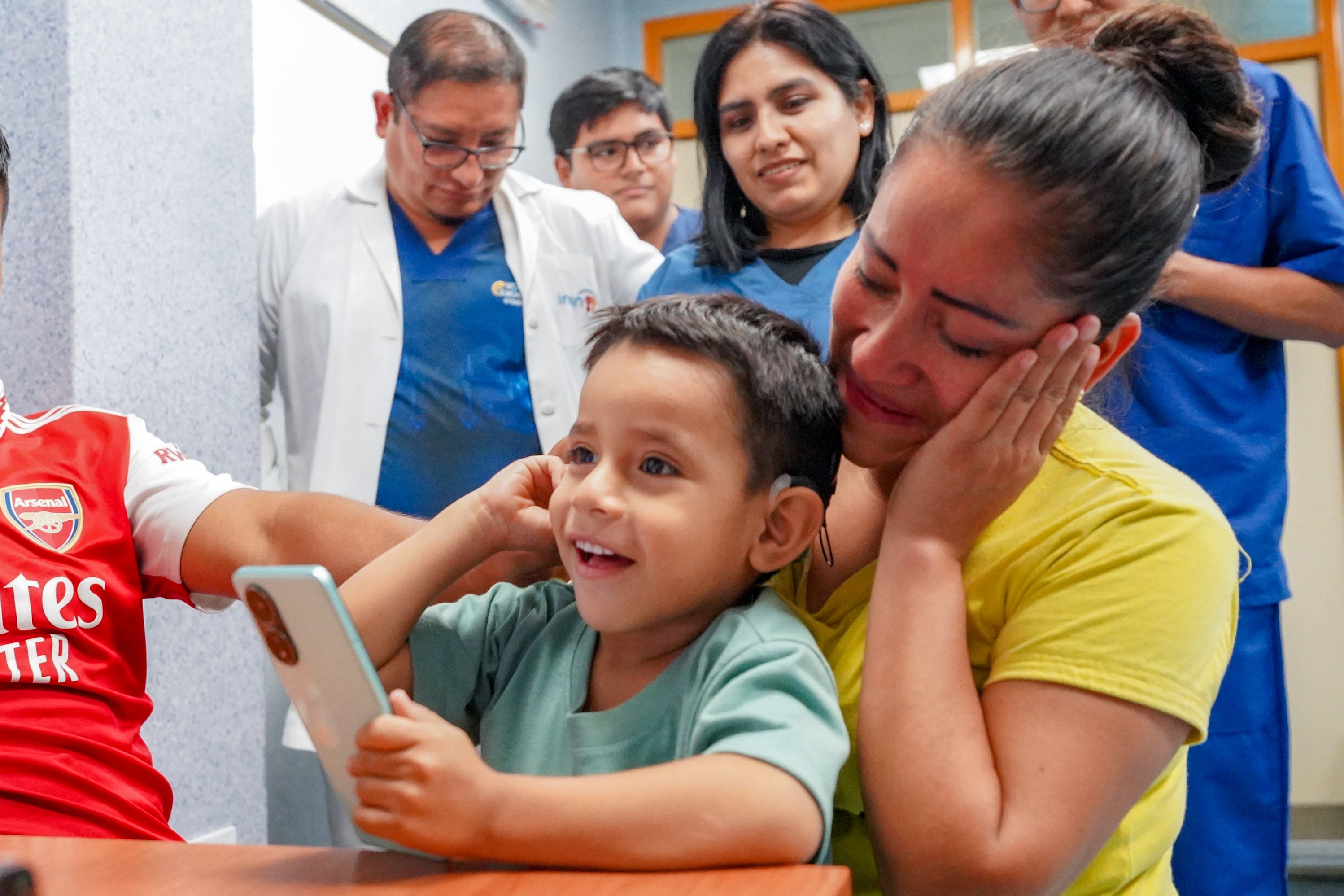 Los menores fueron diagnosticados con hipoacusia neurosensorial bilateral y recibieron implantes cocleares en el oído izquierdo tras un proceso médico integral.