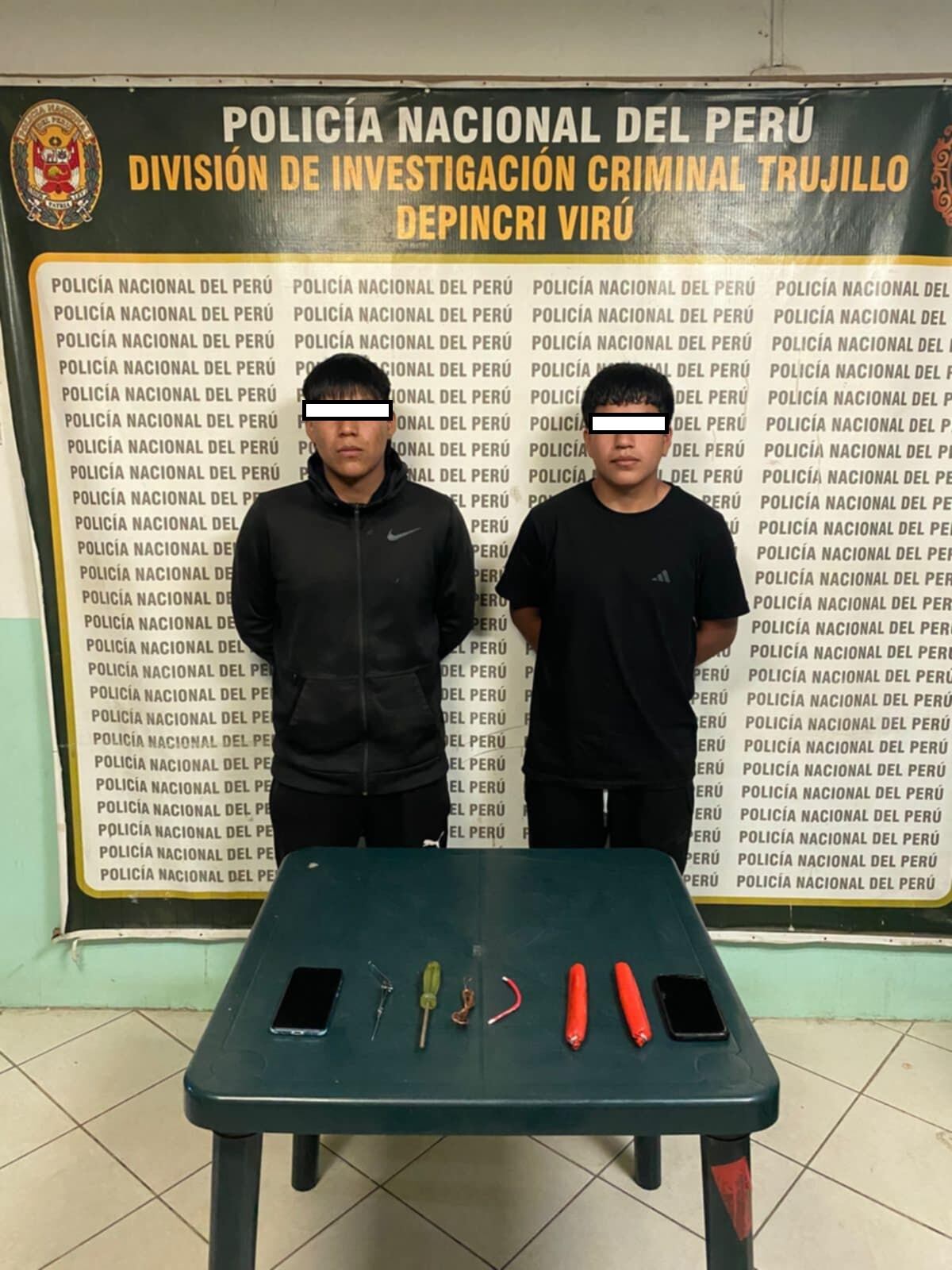 A los adolescentes se les incautó dos cartuchos de dinamita.