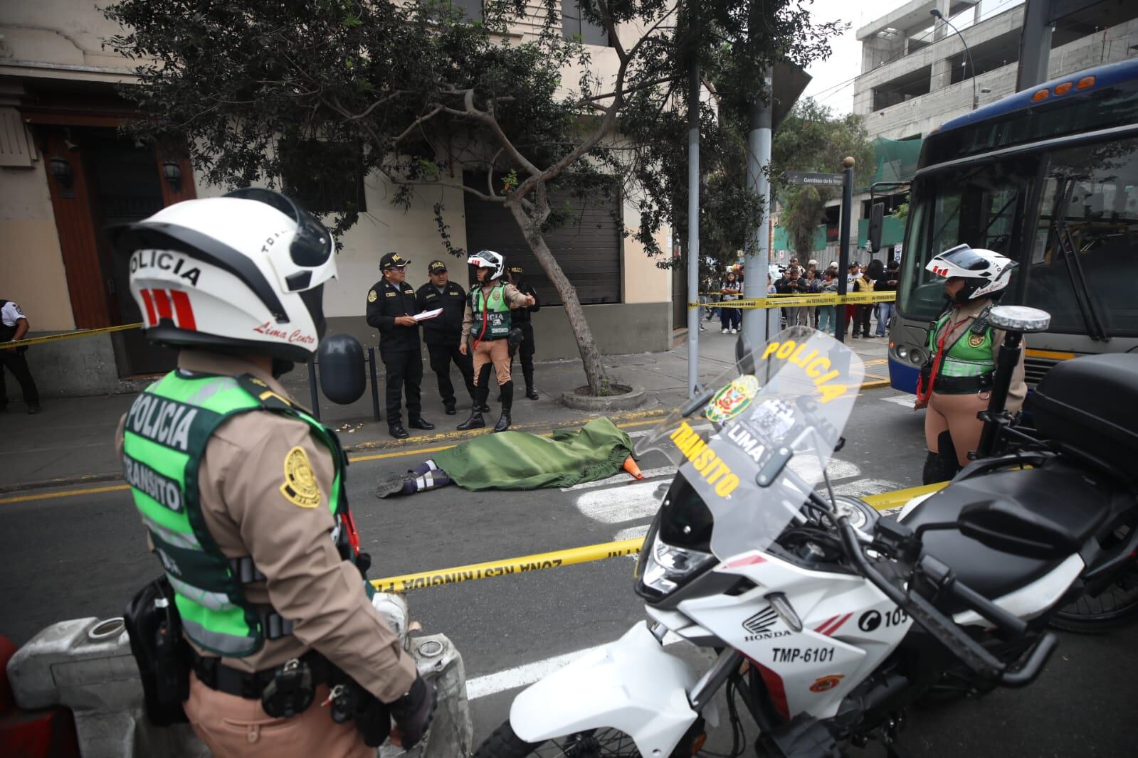 La víctima realizaba labores de regulación del tránsito en el carril exclusivo cuando ocurrió el accidente. El conductor del bus fue intervenido por la Policía Nacional. (Foto: Diana Marcelo/GEC)