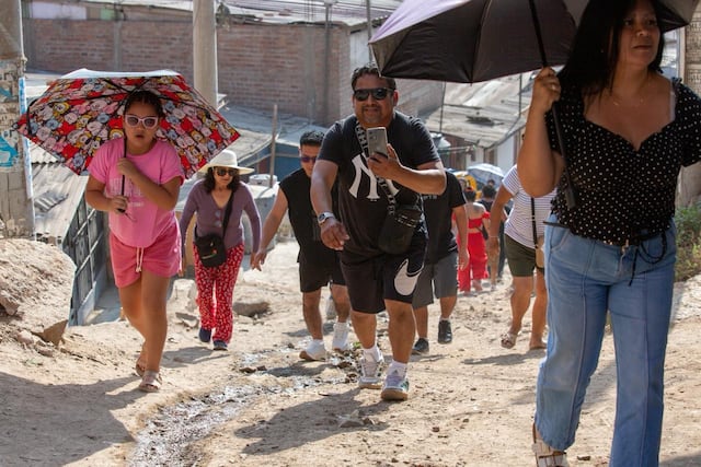 Electores suben empinadas pendientes para votar en colegio de Pamplona Alta (Fotos: Fernando Sangama / @photo.gec)