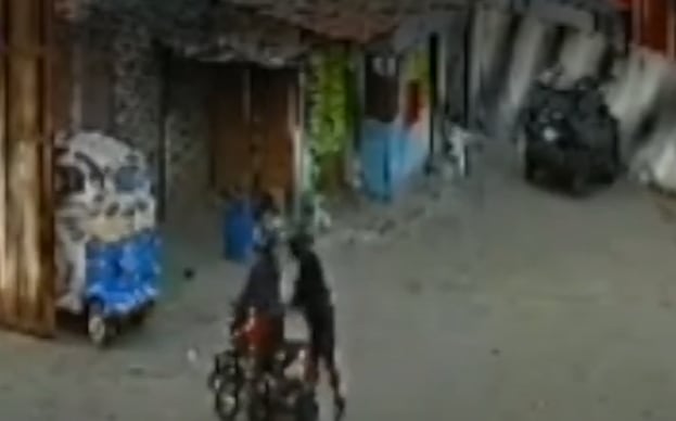 Las cámaras de seguridad registraron el ingreso de dos sujetos en motocicleta a un establecimiento de la avenida Morro de Arica. Uno de ellos habría resultado herido durante la balacera, en la que se escucharon más de diez disparos. (Imagen: América Noticias)