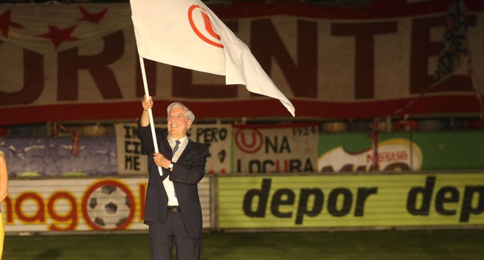 El Nobel peruano fue nombrado socio honorario de Universitario de Deportes en 2011 y recordó con emoción su pasión por la crema. Hoy, el club y sus hinchas lo despiden con un homenaje cargado de gratitud. (Foto: Andina)