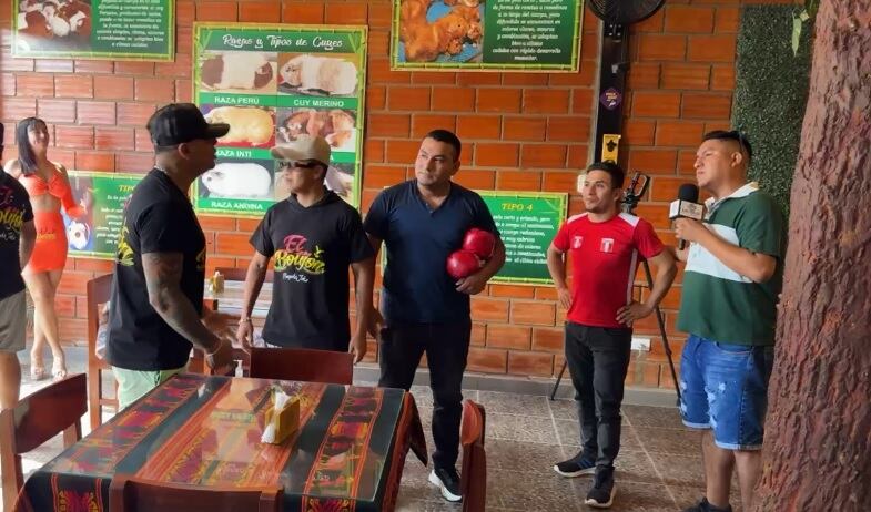 La diferencia de estatura con su "oponente" es considerable/Foto captura de Jonsy Lazo