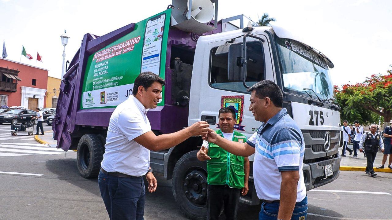 El alcalde de El Milagro, José Ponce, recibió el vehículo de manos de la autoridad provincial Mario Reyna.