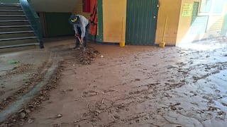 Arequipa: Rotura de tubería matriz inundó colegio Juan XXIII y afectó a 600 alumnos en Paucarpata
