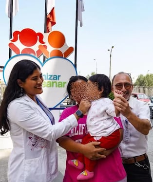 Bebé iqueña de un mes de nacida supera cirugía sin cortes y le extirpan tumor