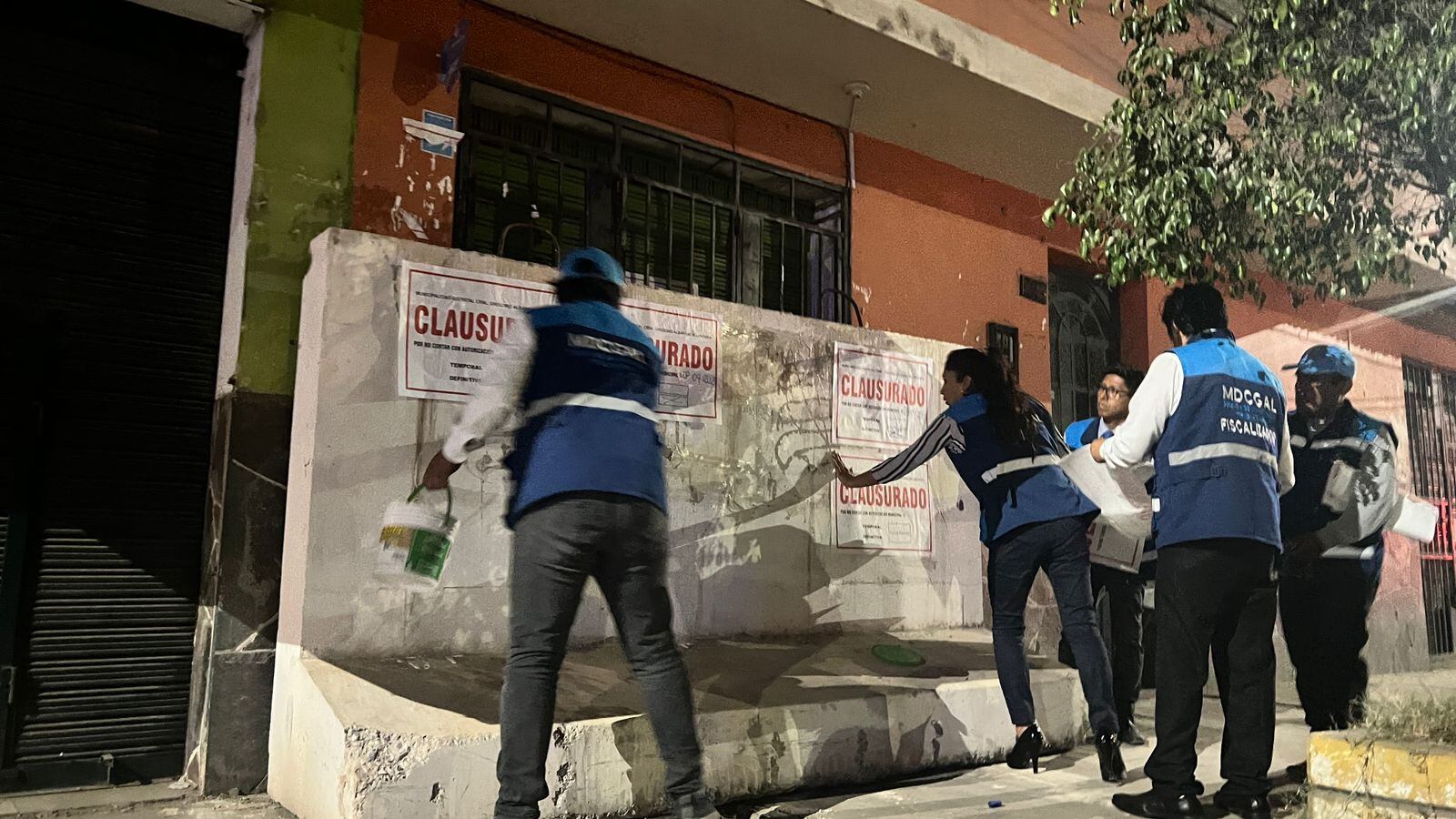 Un inmenso bloque de cemento fue llevado con una maquinaria hasta la cantina clandestina de la asociación Las Américas