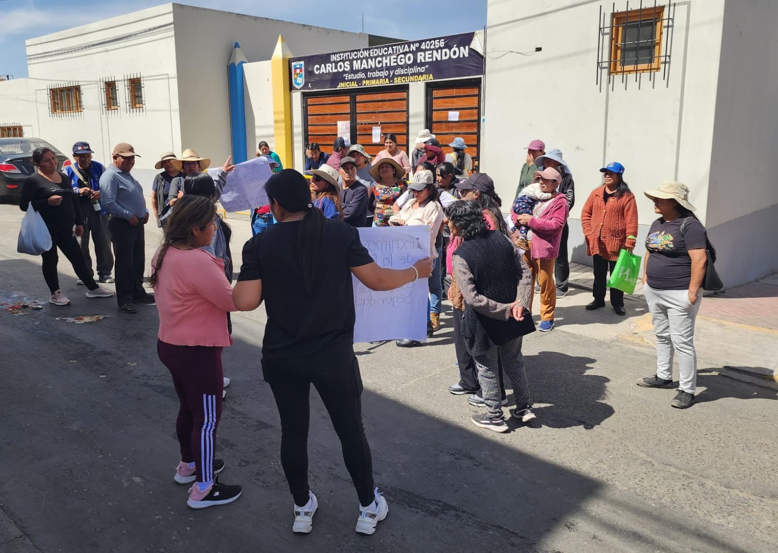 Protesta frente al colegio Carlos Manchego. Foto: Fanny Arotaipe.