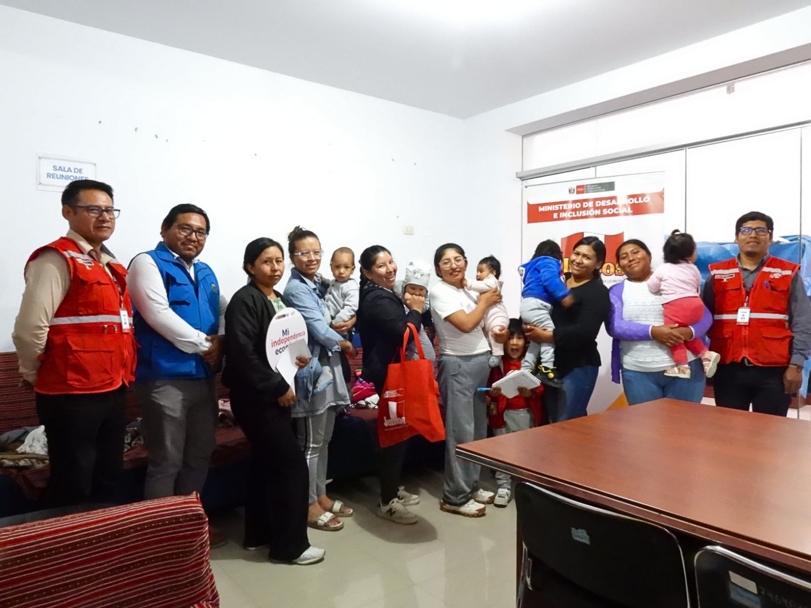 Madres usuarias reciben orientación para crear la identidad digital de sus negocios. (FOTO: Difusión)