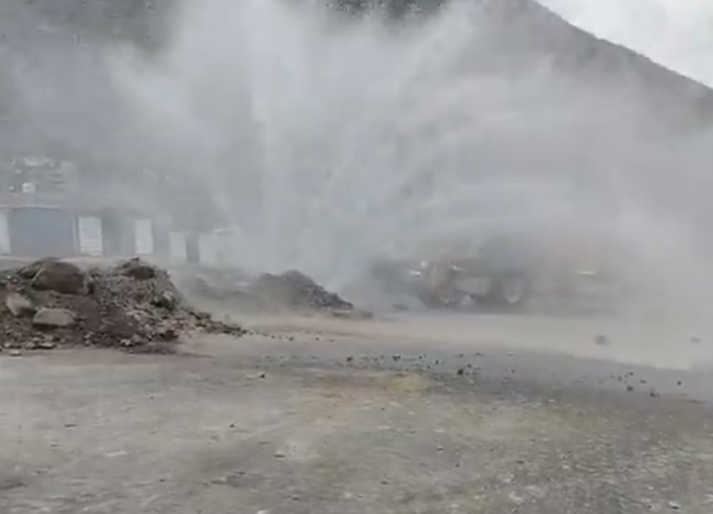 Debido a la presión de la tubería matriz, el agua se elevó hacia arriba e inundó a viviendas aledañas de Sor Ana de Los Ángeles