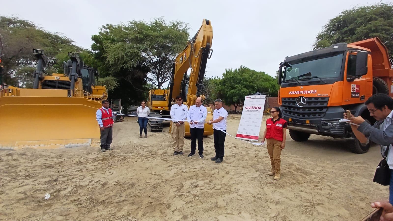 Se trata de excavadoras, tractores oruga, volquetes y cargadores frontales que se suman a las labores de limpieza y descolmatación de ríos y quebradas