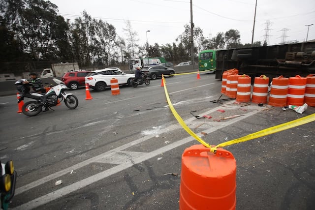 Camión se vuelca en la Vía de Evitamiento y provoca congestión vehicular en San Juan de Lurigancho
