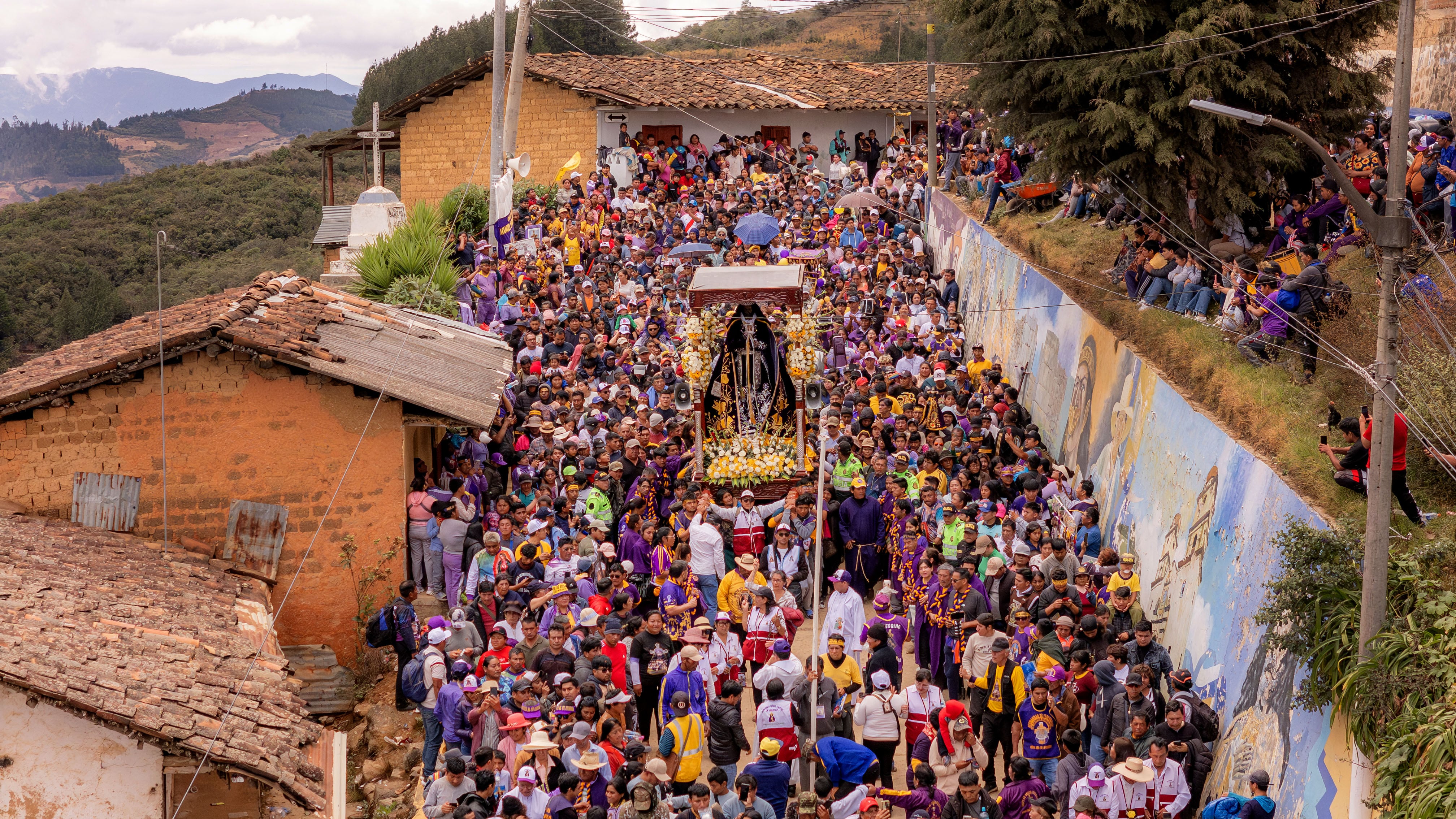Señor Cautivo derramó bendiciones a los peregrinos y fieles en su primer día de procesión.