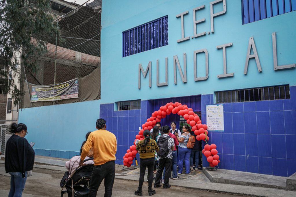 Alumnos reciben clases virtuales desde el 28 de agosto tras amenazas contra la institución. Padres exigen mayor seguridad y medidas concretas.