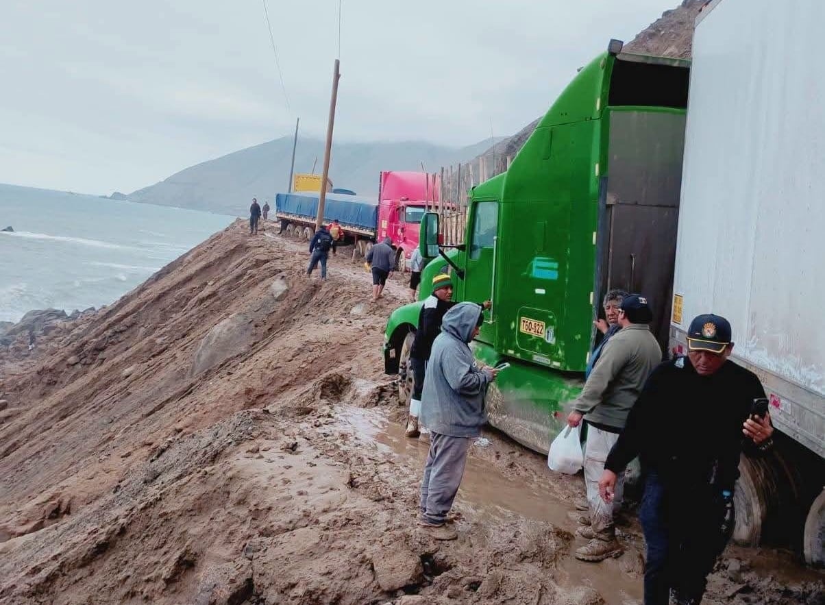 Pasajeros caminan por casi tres horas tras el bloqueo de la Panamericana Sur, en el tramo Atico-Ocoña. Foto: Municipalidad Provincial de Caravelí.