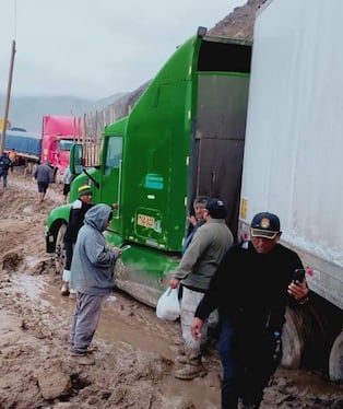 Pasajeros caminan por casi tres horas tras el bloqueo de la Panamericana Sur, en el tramo Atico-Ocoña. Foto: Municipalidad Provincial de Caravelí.
