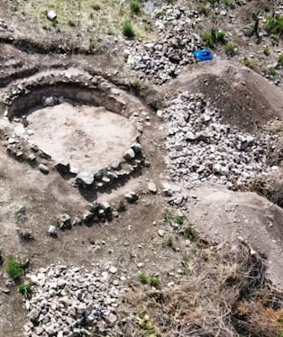 El equipo dirigido por el arqueólogo Edison Mendoza identificó evidencias arquitectónicas y fragmentos cerámicos que confirman la presencia Wari en la zona de Tejahuasi, en Chincheros. Foto: Edison Mendoza