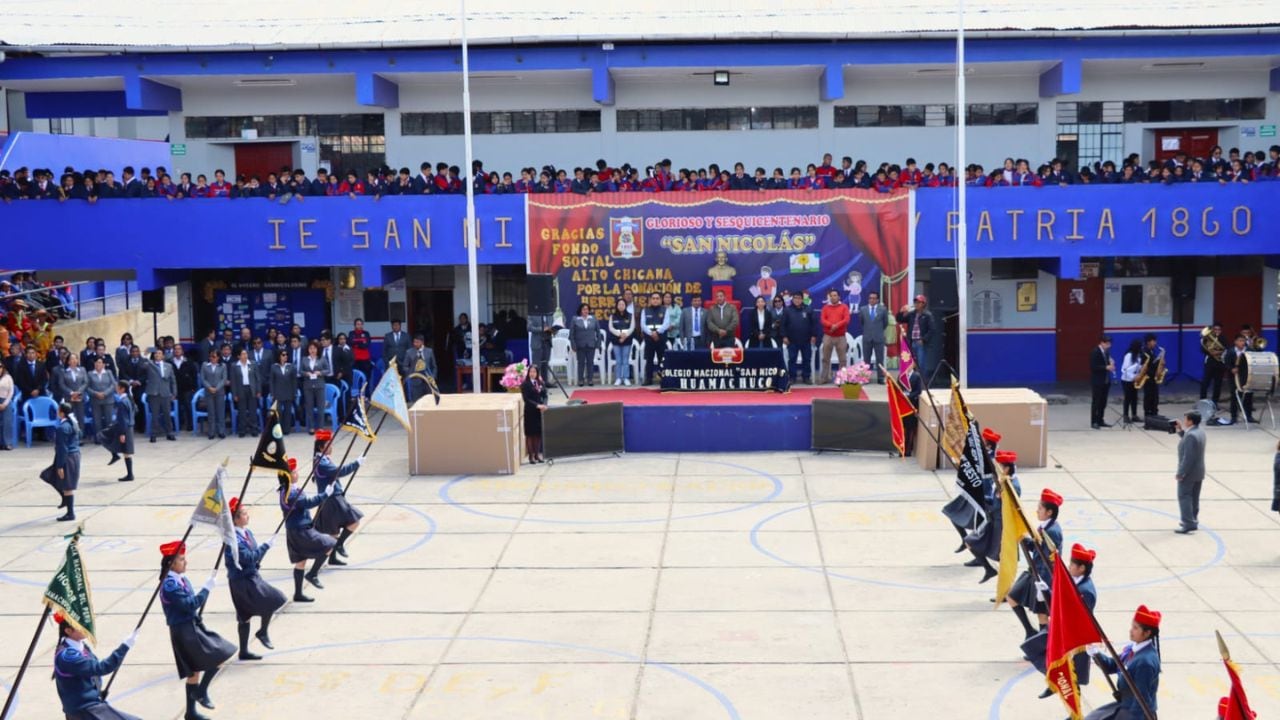 Entregan 22 televisores en beneficio de más de 2 mil alumnos.