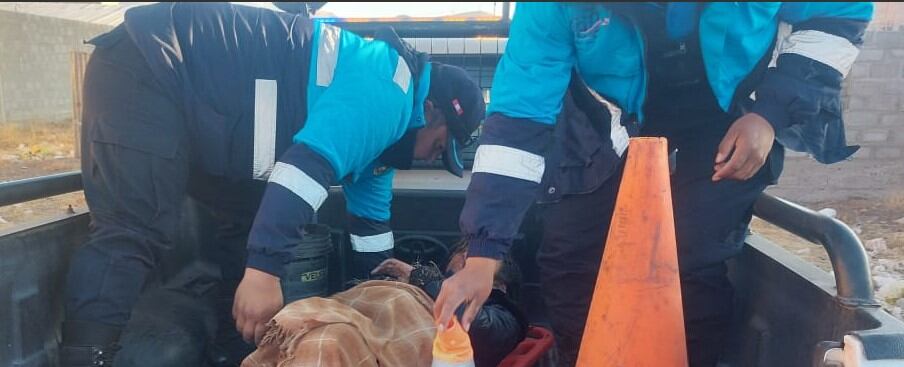 Personal de Serenazgo acudió en ayuda de la joven y la trasladó al hospital. Foto/Difusión.