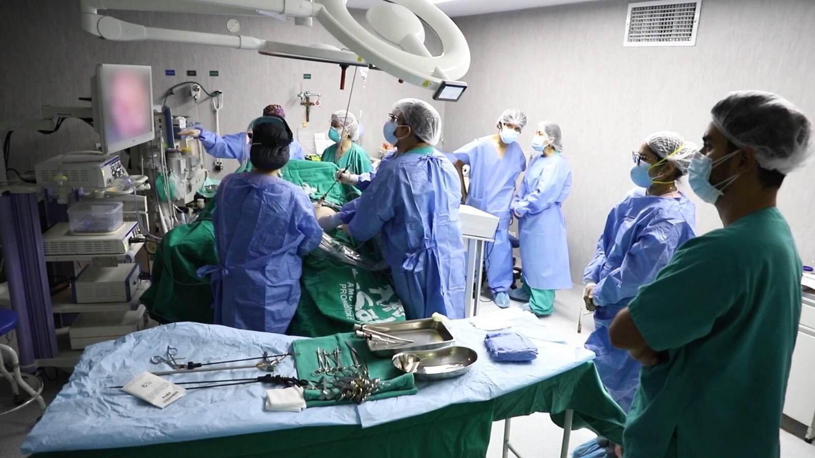 Los galenos le realizaron una endoscopia terapéutica, logrando extraer con éxito el objeto extraño del esófago.