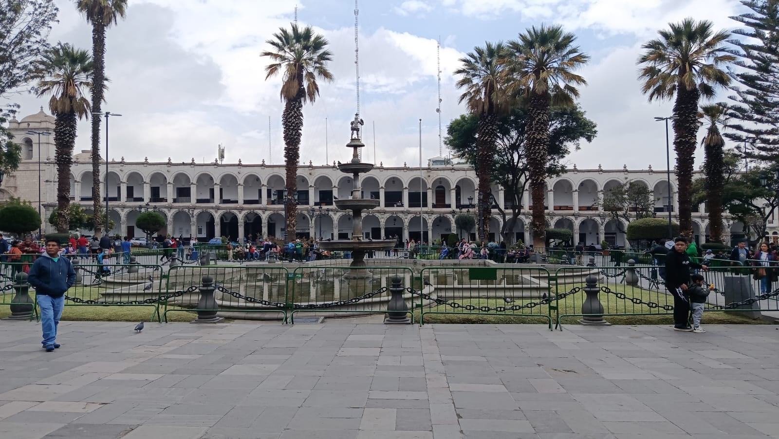 Instalan vallas metálicas en la Plaza de Armas de Arequipa (Foto: Jeamileth Chirinos)