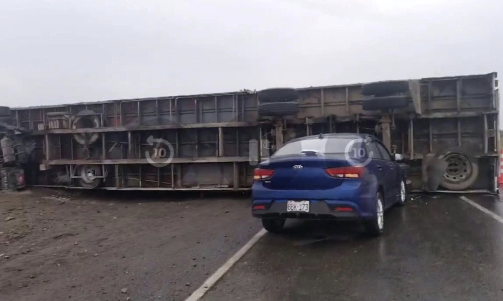 Auto se despistó y quedó a un lado de la vía. Tráiler trató de esquivarlo y se volteó. Esto último provocó un choque.
