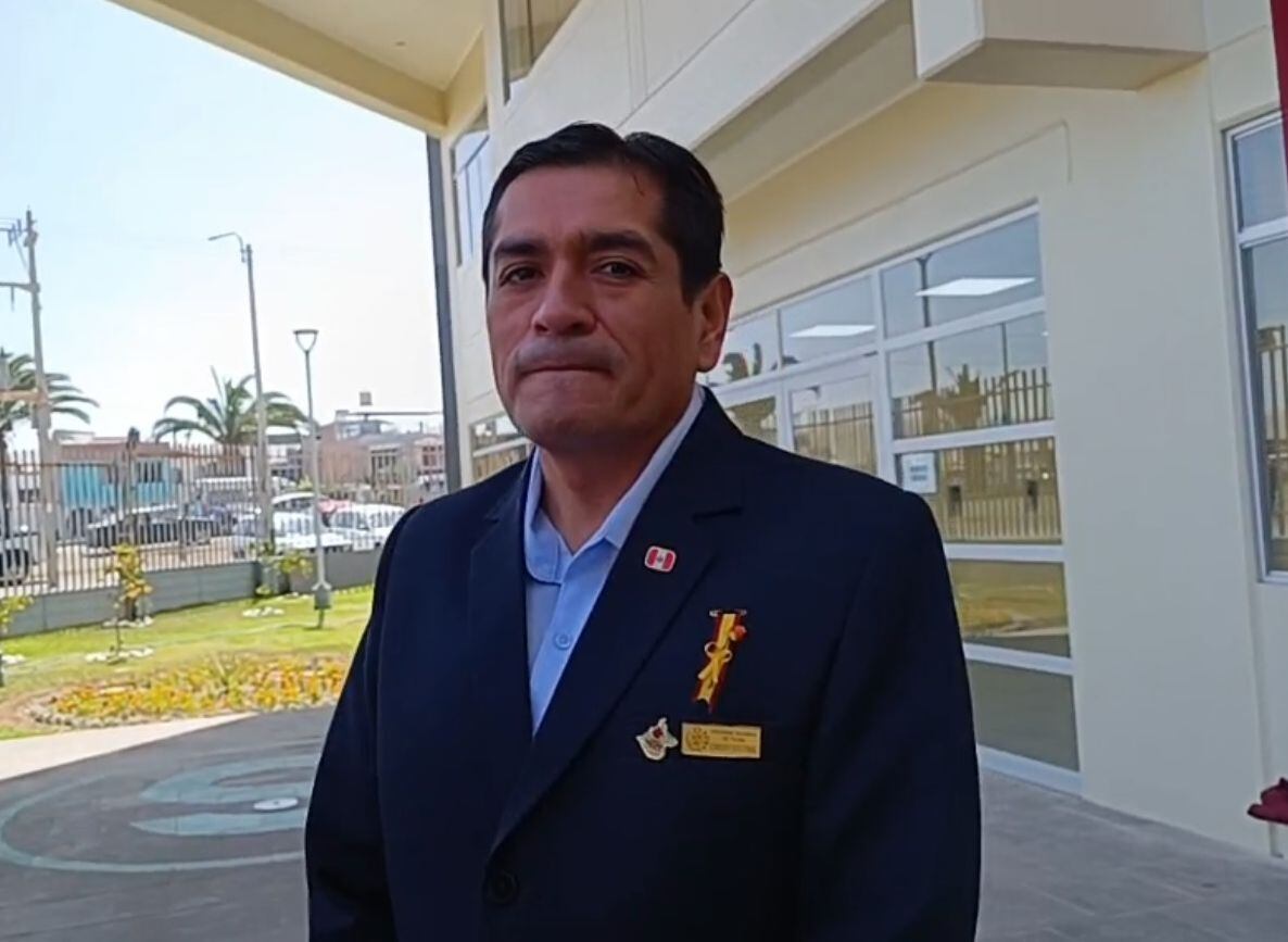 Manuel Mori Mamani declaró afuera de la nueva sede del Gobierno Regional. (Foto: Difusión)