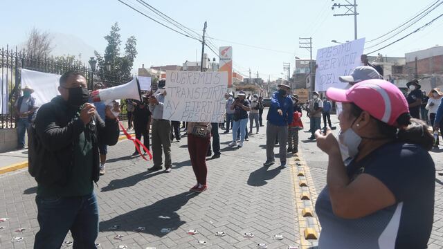 Colectiveros protestan para pedir que se les permita trabajar en Miraflores