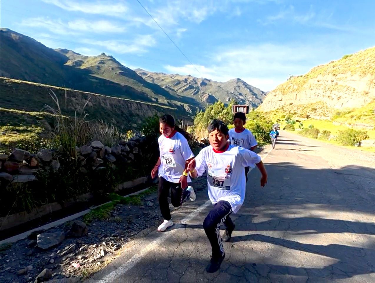 Corredores participaron en II Maratón por aniversario de Tuti, en Caylloma. Foto: Gobierno Regional de Arequipa.