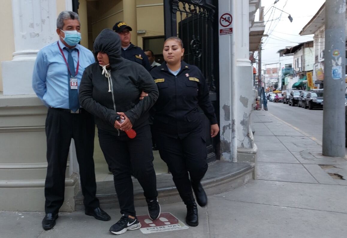 La suboficial Mirla Benites llegó a la audiencia, donde el juez le dictó 18 meses de prisión preventiva y fue detenida por sus colegas en la sede de La Cúpula de la Corte de Justicia de Sullana