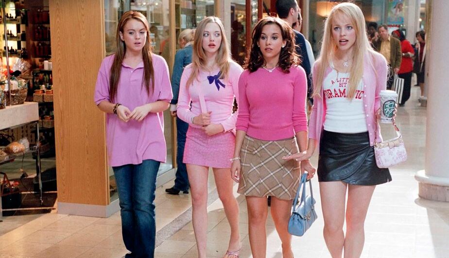 “En North Shore, algo jamás cambia. Los miércoles vestimos de rosa. Incluso como consejera de orientación todavía estaba siendo educada. Éramos una escuela obsesionada”, cuenta Cady Heron.