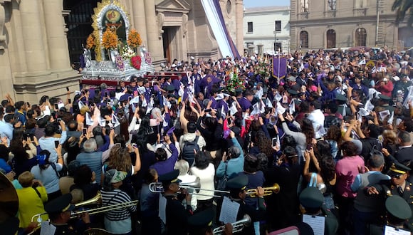 Obispo Marco Cortez Lara ofició misa en la catedral de Tacna y fieles testimoniaron que el Cristo Moreno los curó de diversas enfermedades.