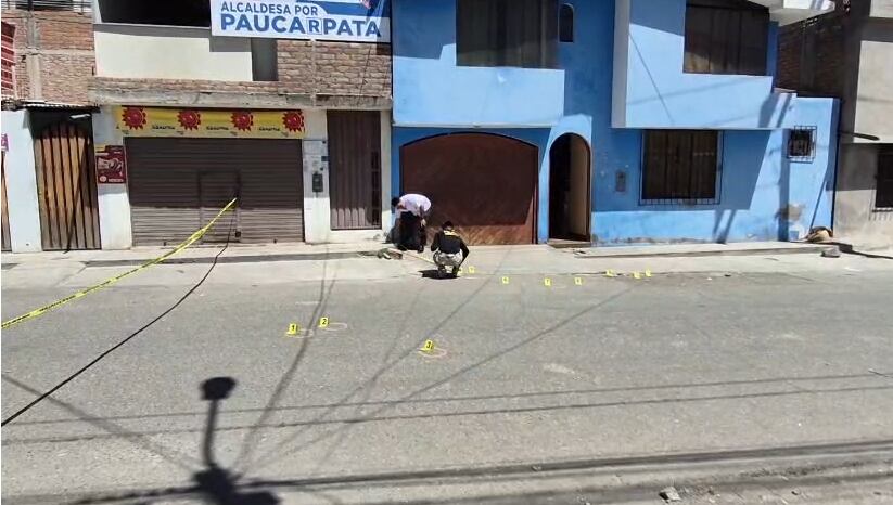 Delincuentes asesinan a balazos a hombre frente a su hijo en Arequipa (VIDEO)