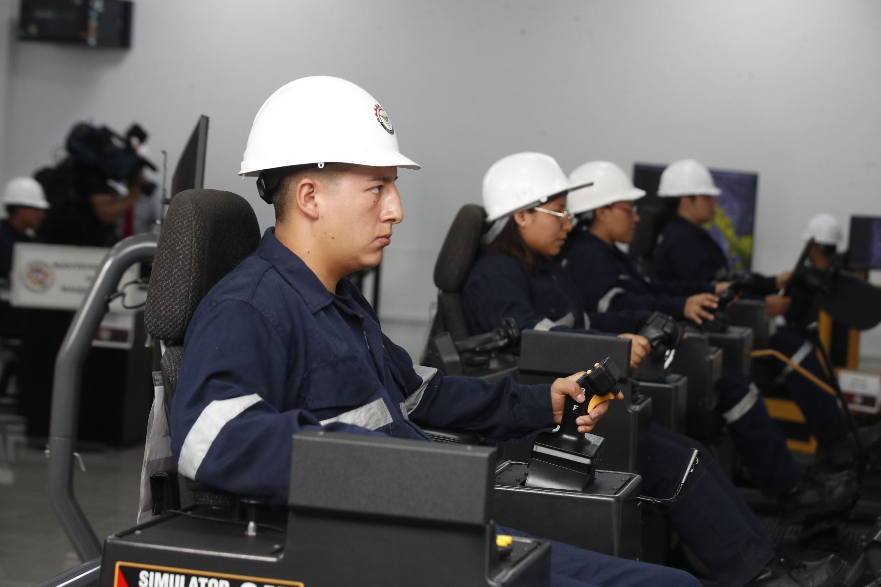 El instituto tecnológico de las Fuerzas Armadas amplía y moderniza su propuesta educativa en 12 carreras técnicas, beneficiando a cientos de jóvenes que inician este mes su formación superior.